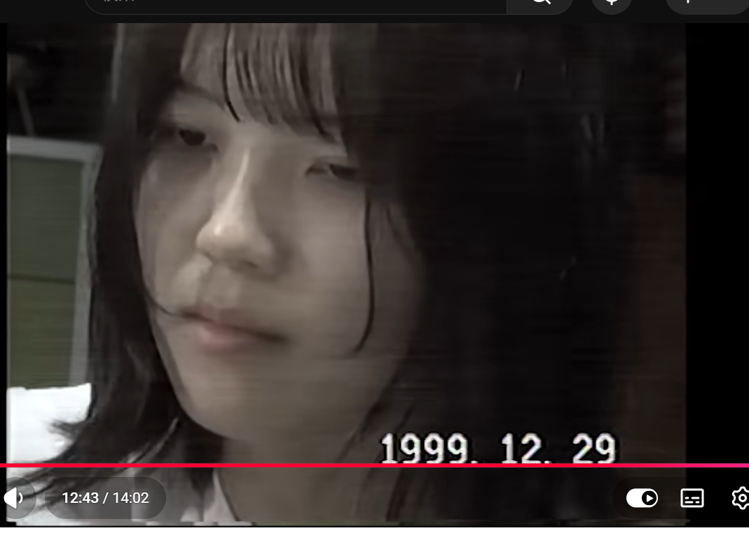1999年12月29日、カメラへ向かって歌うRIEKO